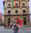 Fran und Carlota am Rathaus von Pamplona