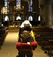 Pilgerin in der Stiftskirche von Roncesvalles